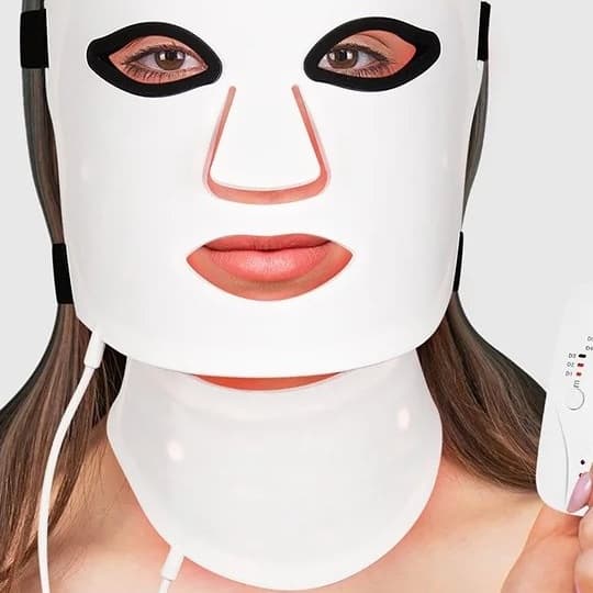 Le masque porté avec sa partie cou et sa télécommande
